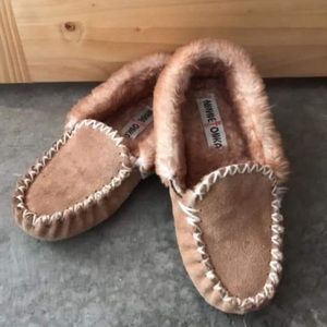 MinneTonka Sheepskin slippers